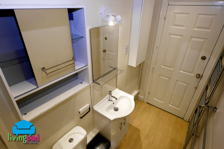 Modern bathroom in Shelton (Stoke-on-Trent) student house