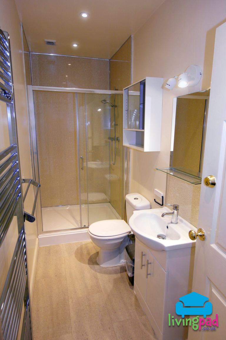 Stoke-on-Trent student house bath / shower room