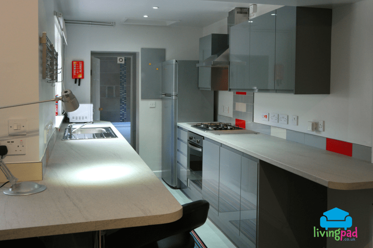 Modern kitchen units & breakfast bar