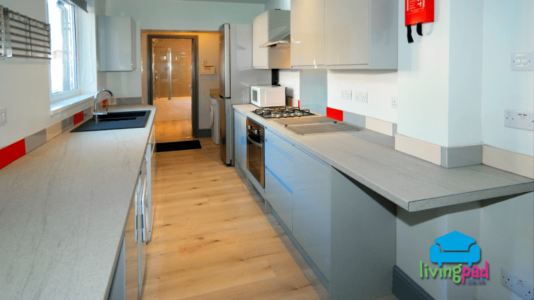 91 Kitchen with plenty of worktop surfaces