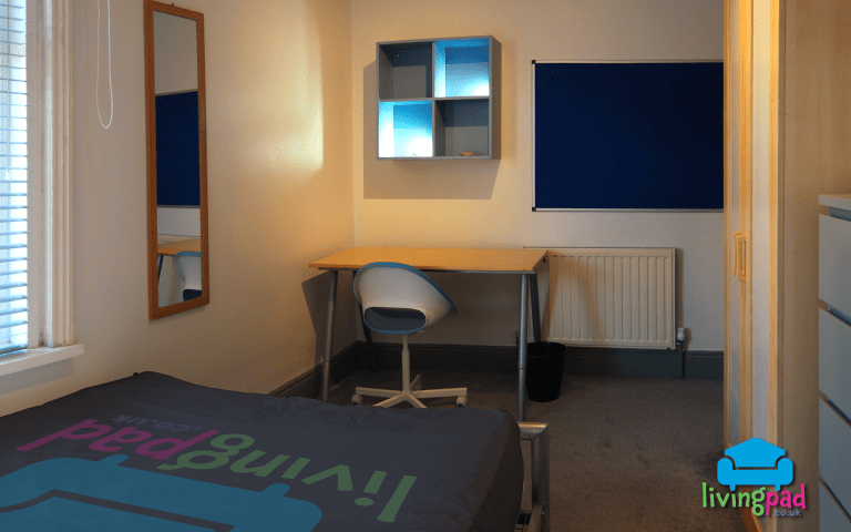 91 Bedroom 3 - desk & chair