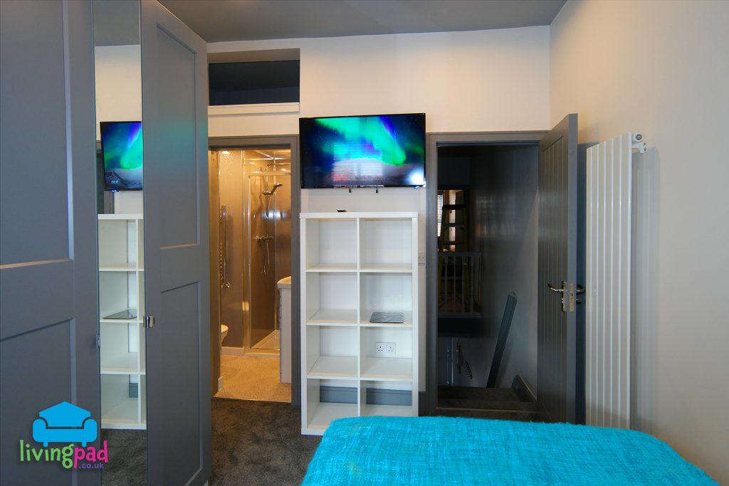 Bedroom 3 storage & 40" smart tv