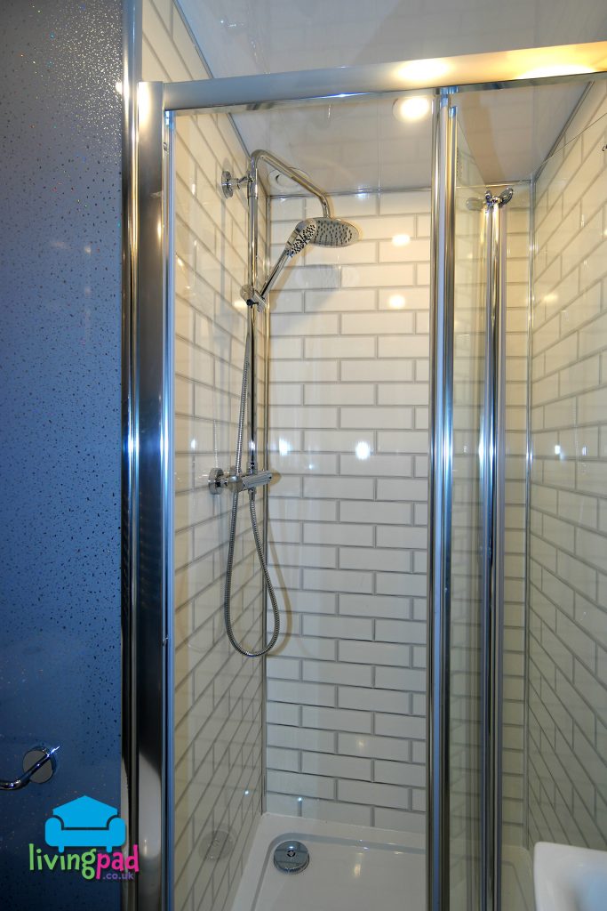 Bedroom 4 en suite shower