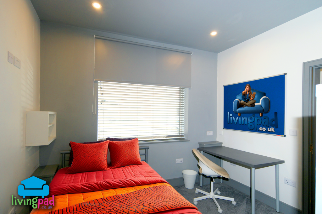 Bedroom 1 bed & work space