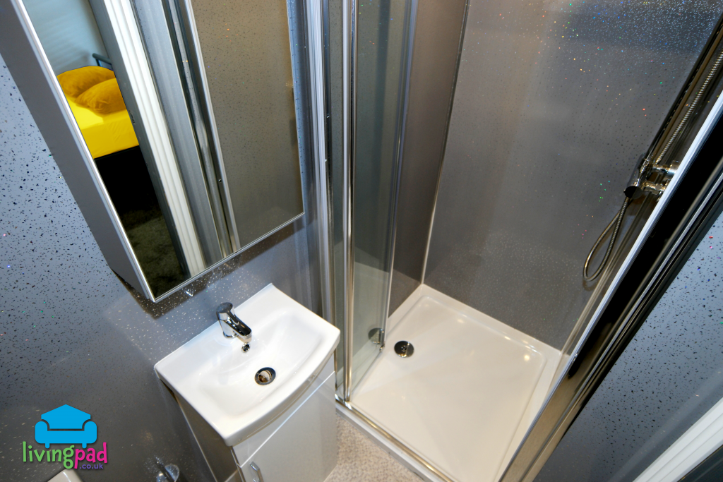 133 bedroom 5 en suite shower