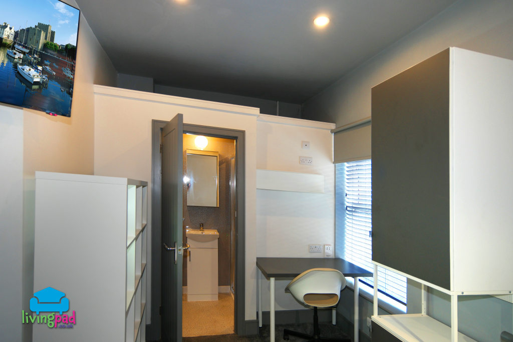 133 bedroom 5 over en suite storage